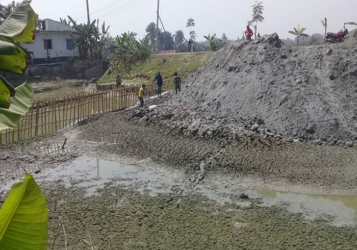 কেশবপুরে পানি নিষ্কাশন কালর্ভাটের মুখে মাটি ভারাট,জলাবদ্ধতার আশঙ্কা