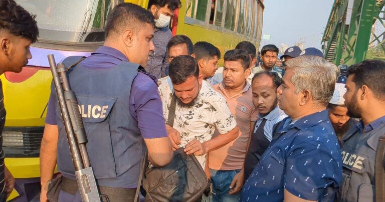 কঠোর অবস্থানে পুলিশ, গাড়ি থামিয়ে চলছে তল্লাশি