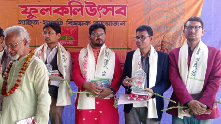 ডুমুরিয়ার ফুলকলি উৎসব-২০২৪ প্রবন্ধ গবেষণায় সম্মাননা পেলেন তাপস মজুমদার