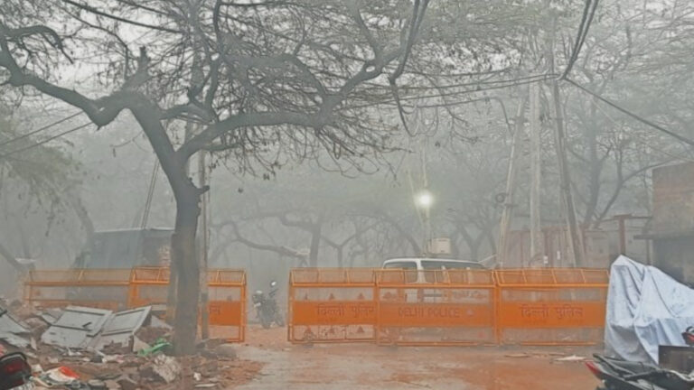 ৬০০ বছরের পুরনো মসজিদ ভেঙে ফেলল ভারত