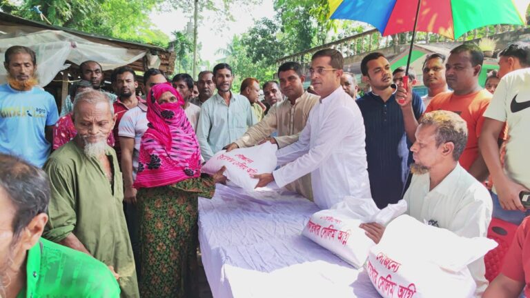 মণিরামপুরে বানভাসিদের মাঝে ইফতেখার সেলিম অগ্নির খাদ্য সামগ্রী বিতরণ